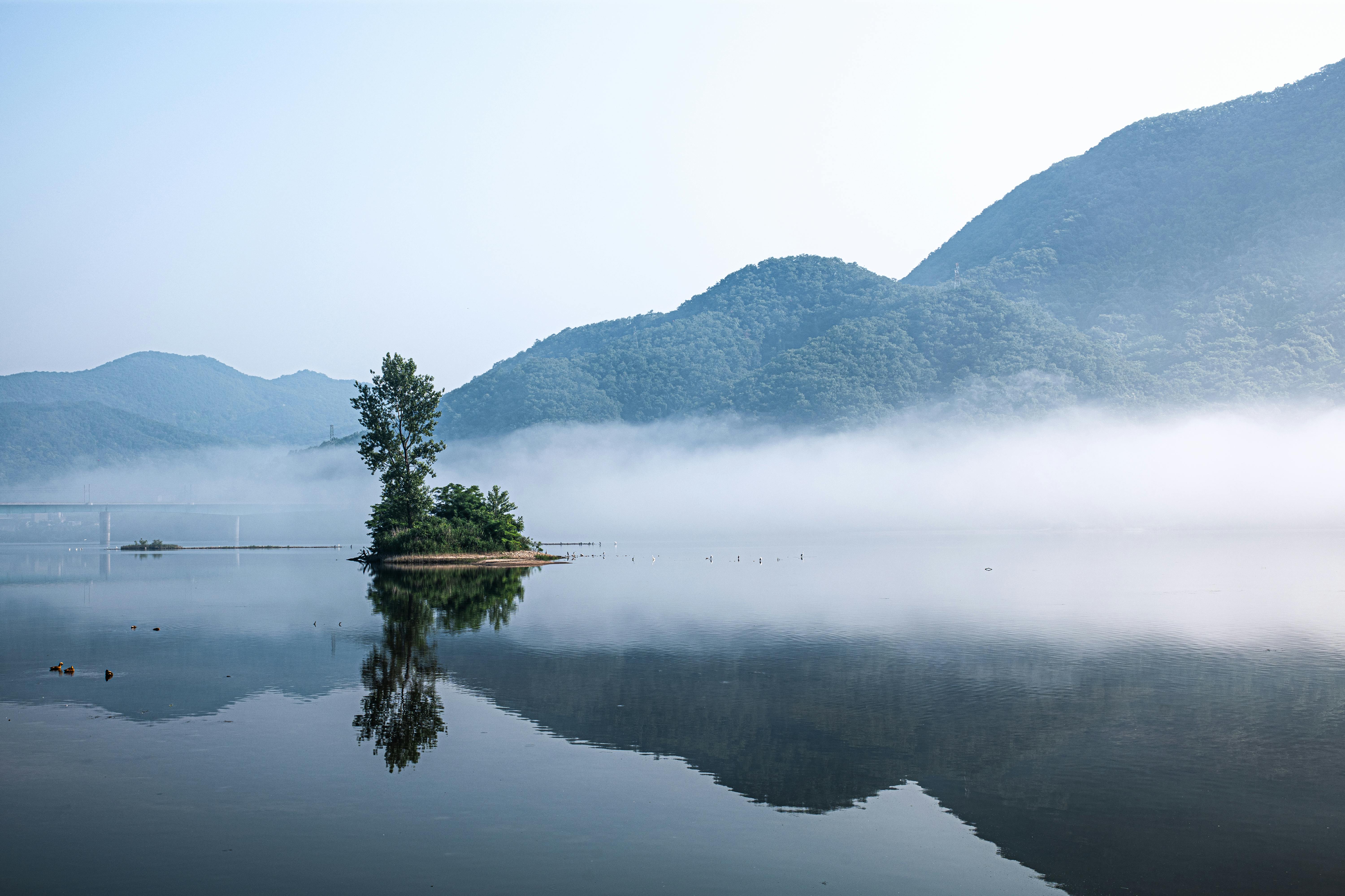 雾中湖面与孤岛